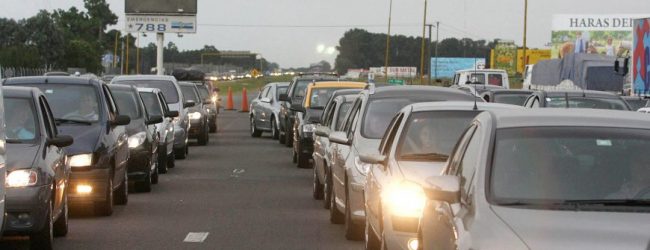 Miles de autos colapsan el tránsito hacia la costa por la ruta 2