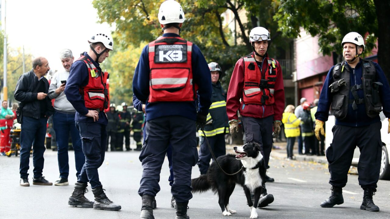 La Ciudad desplegó un gran operativo de emergencia en Floresta para rescatar y asistir a más de 50 personas afectadas por el derrumbe de una vivienda privada